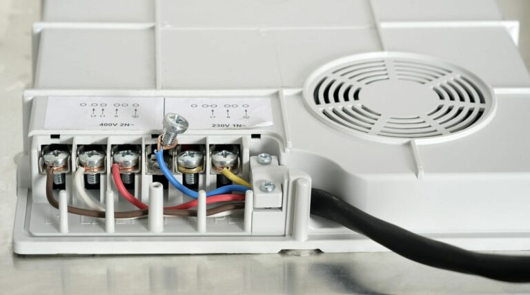 Electrical connection of the induction panel cooker, contacts, electricity